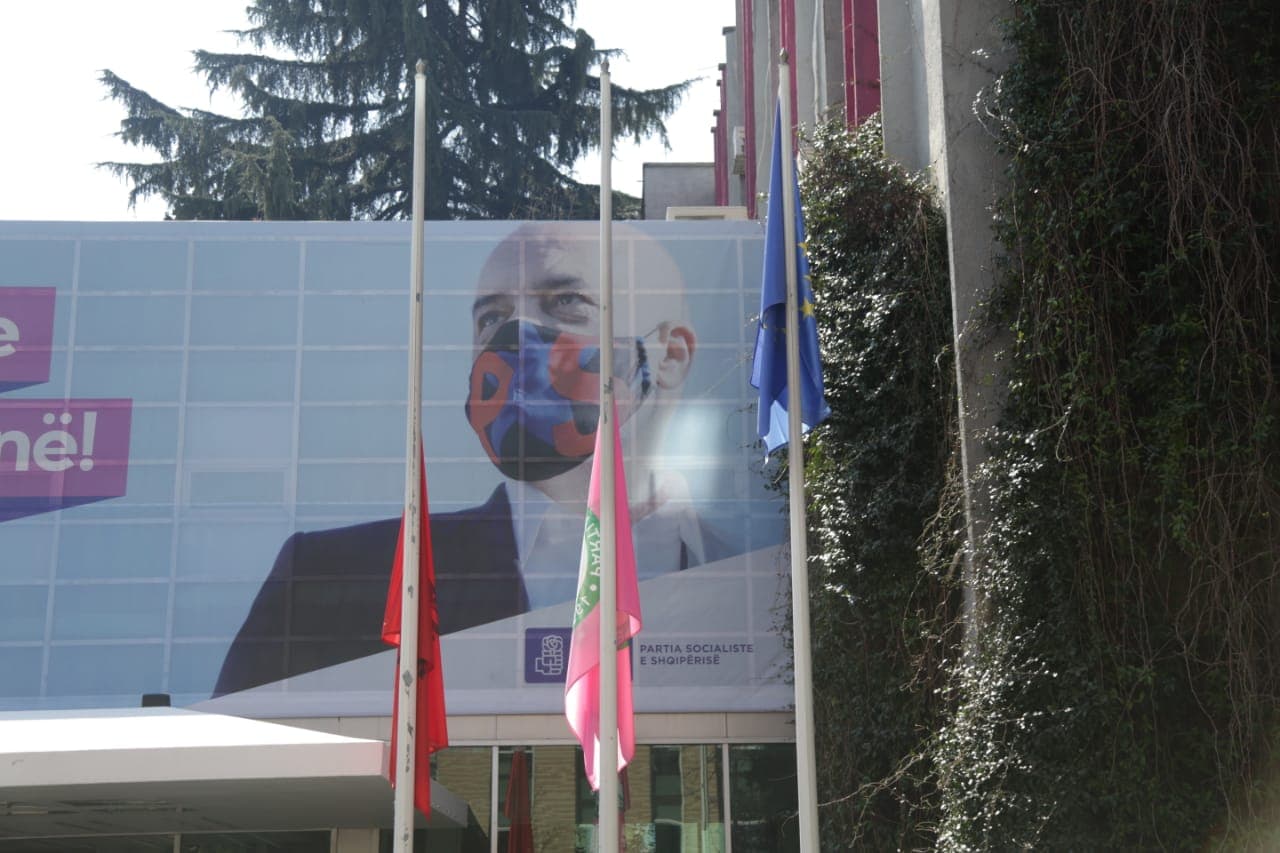 Ditë zie kombëtare, flamuri shqiptar në gjysmë shtizë te Presidenca dhe selinë e PS