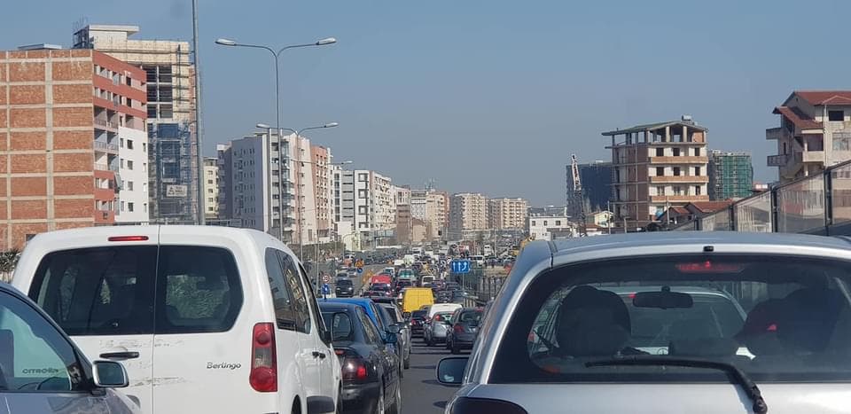 Foto/ Stres për drejtuesit e automjeteve, trafik i rënduar te Unaza e Re
