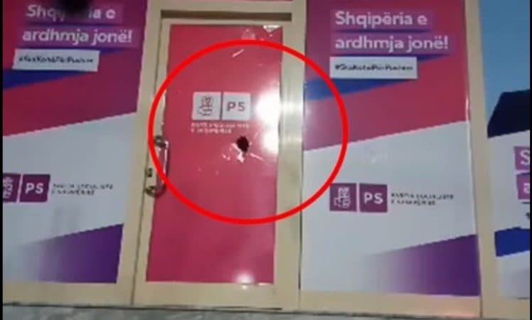 Sulmohen zyrat e Partisë Socialiste në Berat