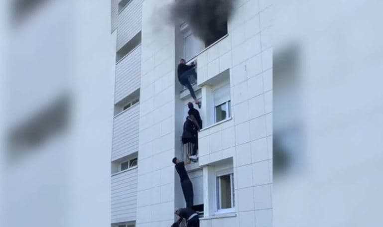 Të rinjtë në Francë formojnë “shkallë” mbi njëri-tjetrin dhe shpëtojnë një familje nga zjarri (Video)