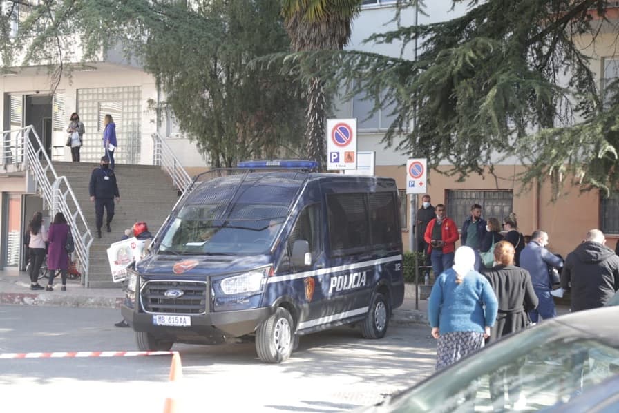 "Blindohet” QSUT, Ardian Çapja mëson në spital masën e sigurisë (VIDEO)