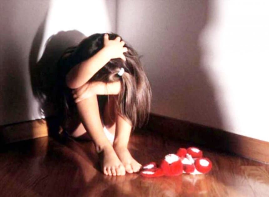 Abuzoi seksualisht me të miturën, shpallet në kërkim 31-vjeçari
