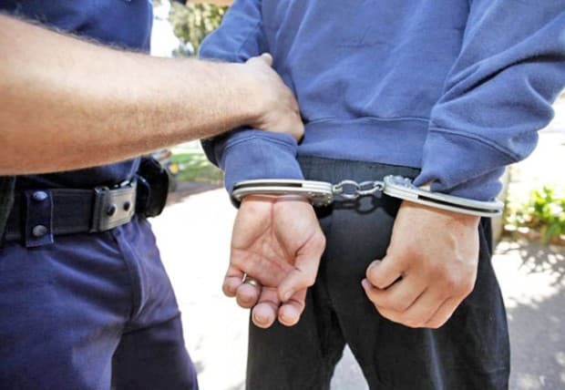 Rrethoi me beton pronën publike, arrestohet 51-vjeçari