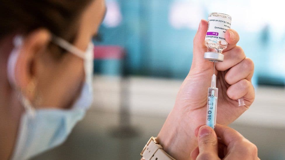 A rrezikon mpiksje gjaku vaksina AstraZeneca?