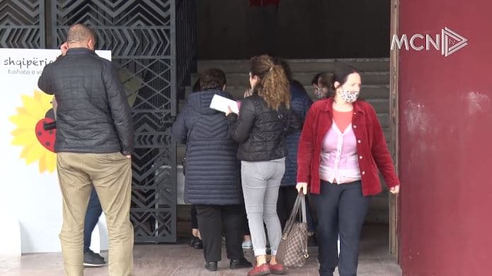 Nis vaksinimi i edukatoreve me Astrazeneca (VIDEO)