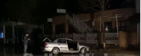 Merr flakë në ecje një makinë në Fier, shoferi del i alarmuar