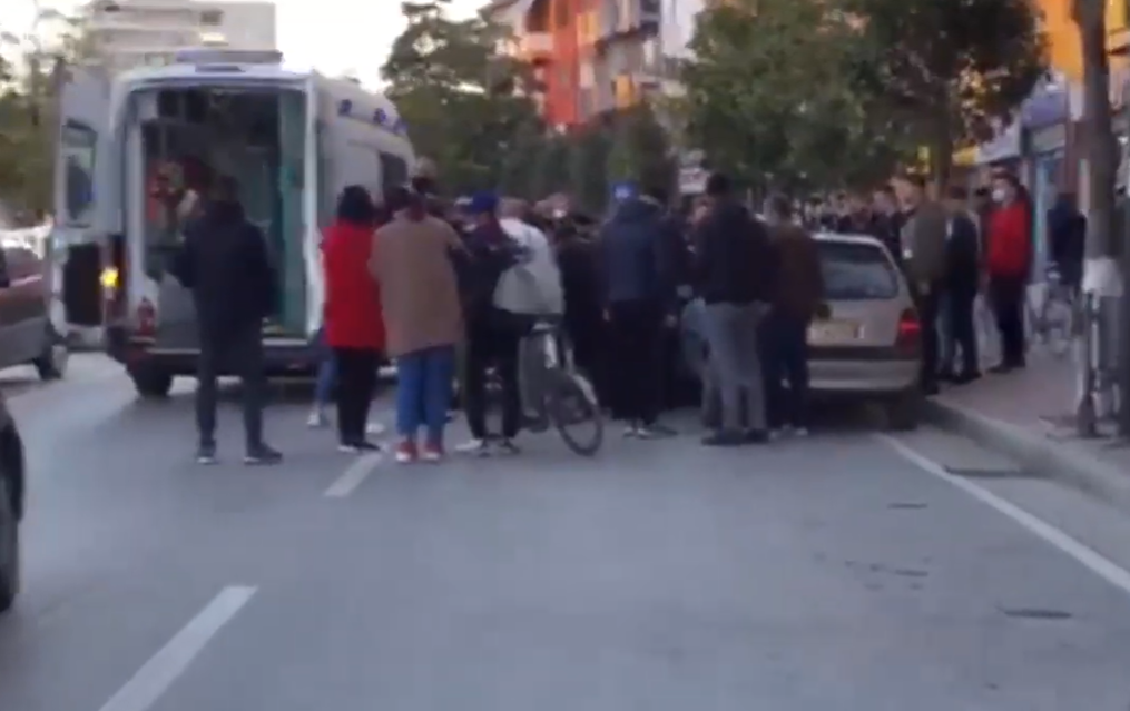 Përplasen dy makina në Kamëz, njëra prej tyre godet tre fëmijë