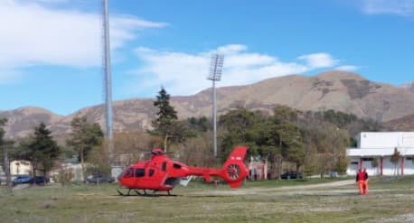 Zetori i pret këmbët/ 27-vjeçari nga Korça sillet me helikopter tek Trauma