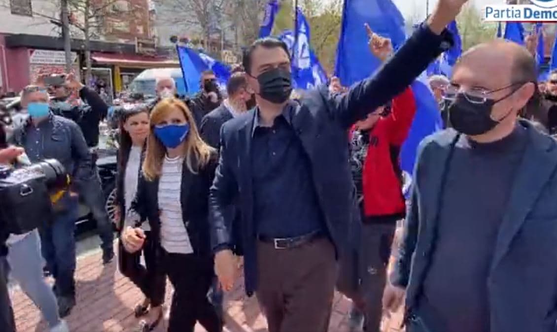 Basha takime me qytetarët në Tiranë: Amnisti për padrejtësitë