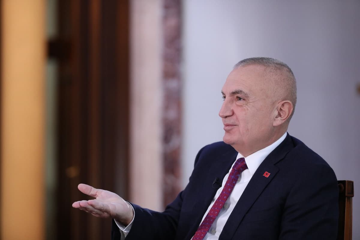 Heqja e pasaportave diplomatike për Kombëtaren, Meta: Vendim absurd