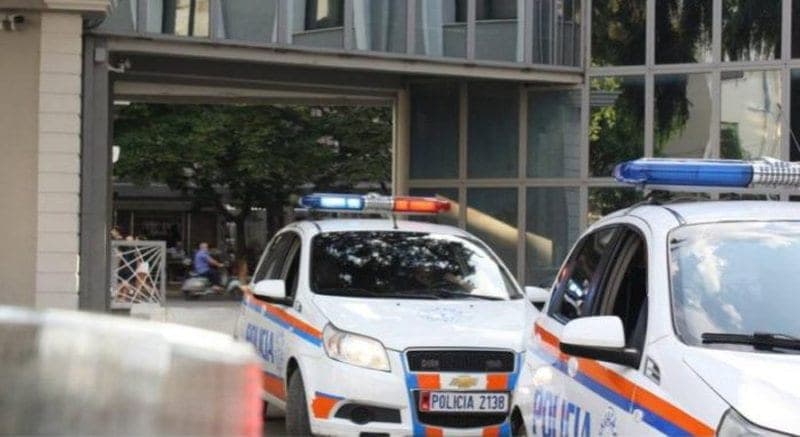Premtonin viza për në Mbretërinë e Bashkuar kundrejt parave, shkatërrohet grupi në Tiranë