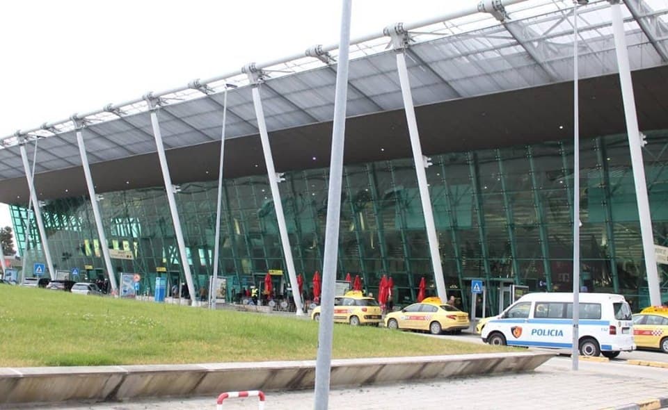 Bojkotohet puna tek Aeroporti i Rinasit! Avioni me pasagjerë nga Athina kthehet mbrapsht në Greqi (VIDEO)