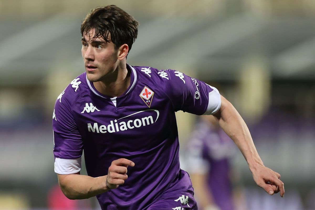 Liverpool dhe Manchester United luftë për Vlahovic
