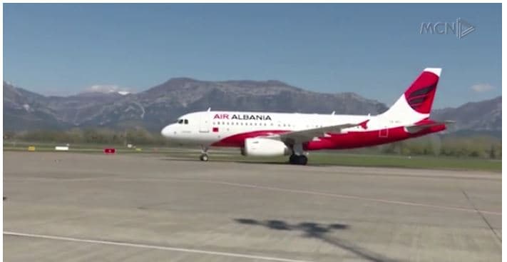 Vijnë kontrollorët turq në Rinas (VIDEO)