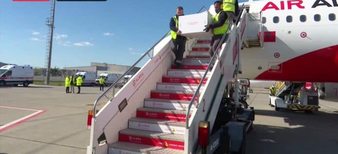    Mbërrijnë 100,000 vaksina të tjera anticovid në aeroportin e Rinasit