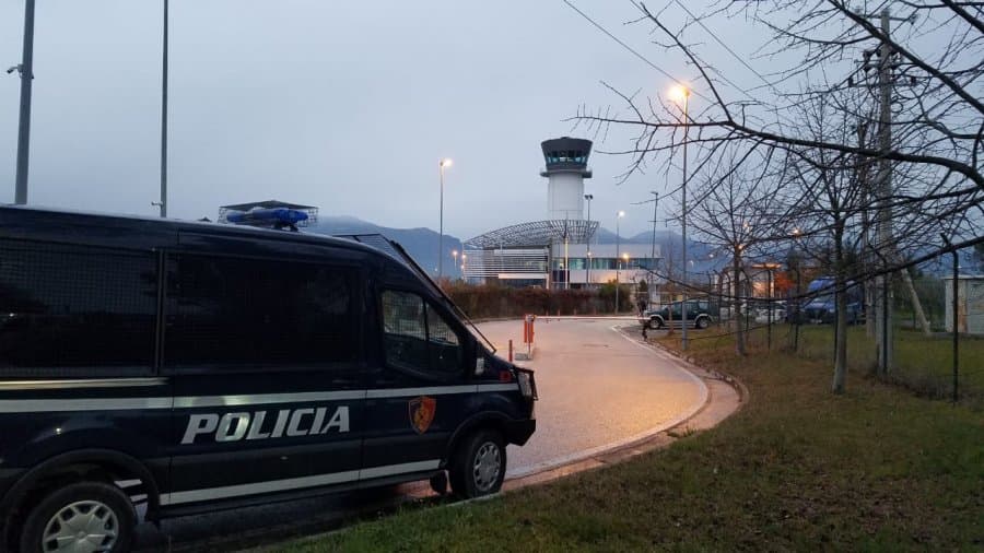 Dita e dytë e bllokimit të fluturimeve në Rinas, 28 kontrollorë të shoqëruar