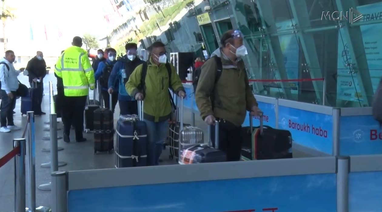Rikthehet normaliteti në Rinas (VIDEO)