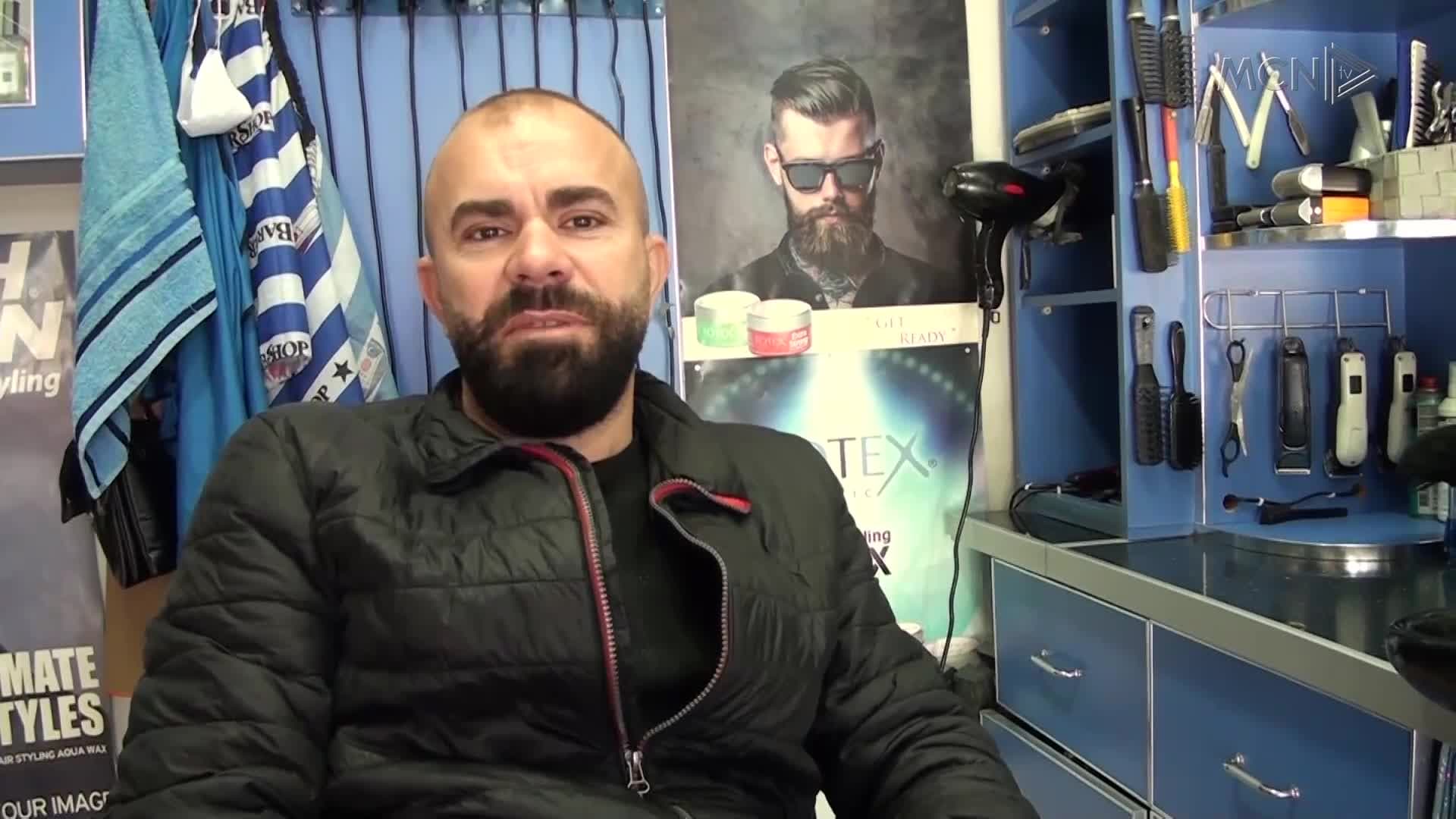 Futbollisti që u bë berber (VIDEO)