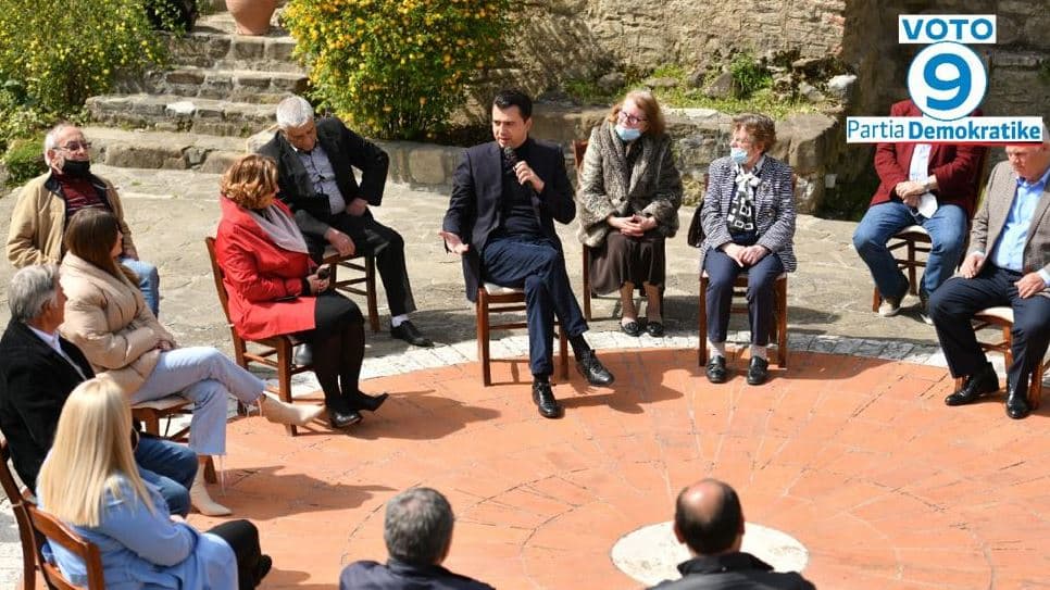       Basha me familjet e vjetra të Elbasanit: Dilni masivisht më 25 prill, ndryshimi vjen me votë