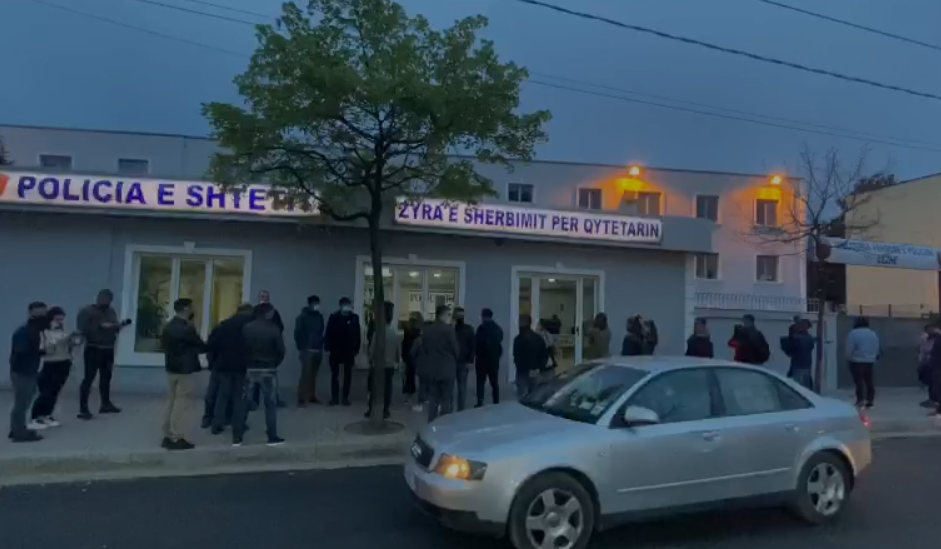 Aktivistët e “Vetëvendosjes” protestojnë para Policisë në Lezhë