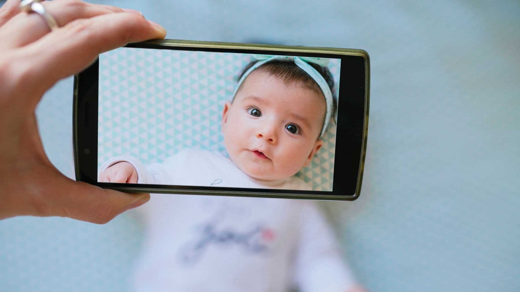 “Mamaja postoi një foto në Facebook të djalit tim të sapolindur para meje... madje dukej edhe gjoksi”! Një mesazh për familjarët dhe miqtë