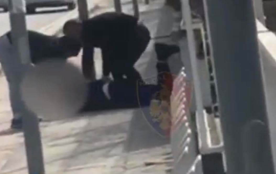 Video/ Të shtrirë në tokë, si u arrestuan grabitësit e vilave në Sauk