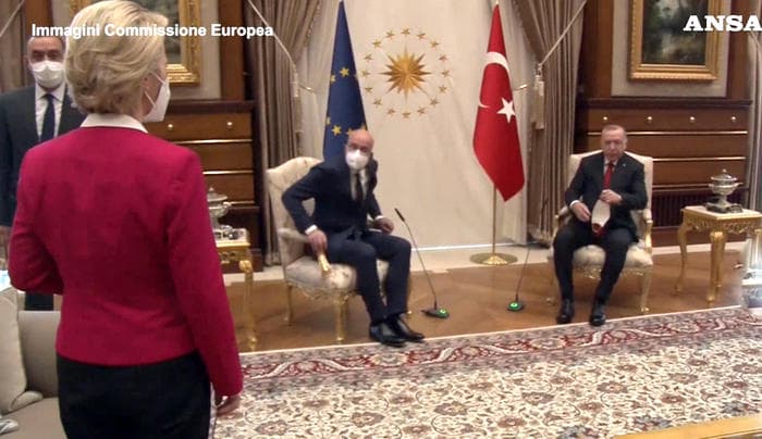 Von der Leyen sqarohet me Charles Michel për incidentin në Turqi: Të mos ndodhë më
