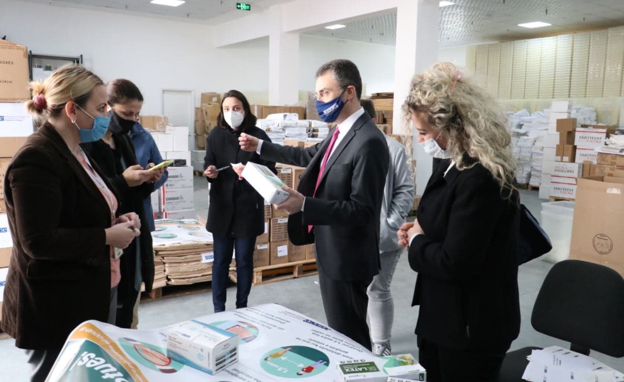   OSBE i dhuron KQZ-së materiale mbrojtëse ndaj Covid-19