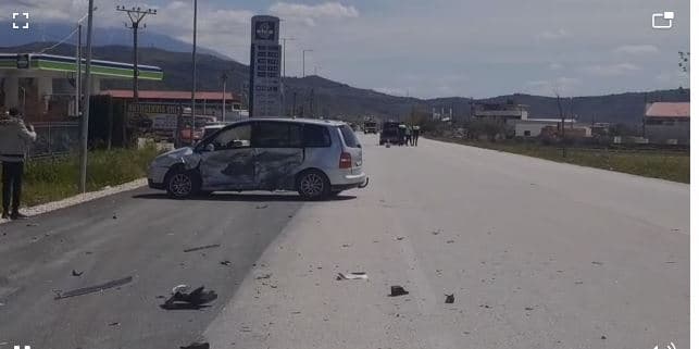 Aksident në Berat, 'Benzi' humb kontrollin, përplaset me një automjet tjetër