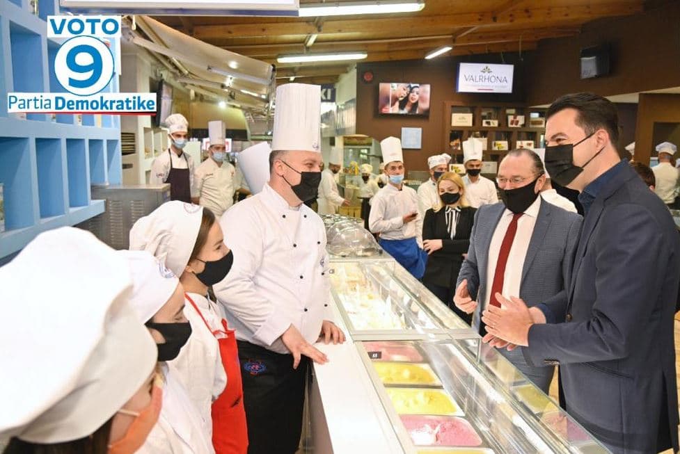    Basha me profesionistë të kulinarisë në Tiranë: Do të jem kryeministër i të gjithëve