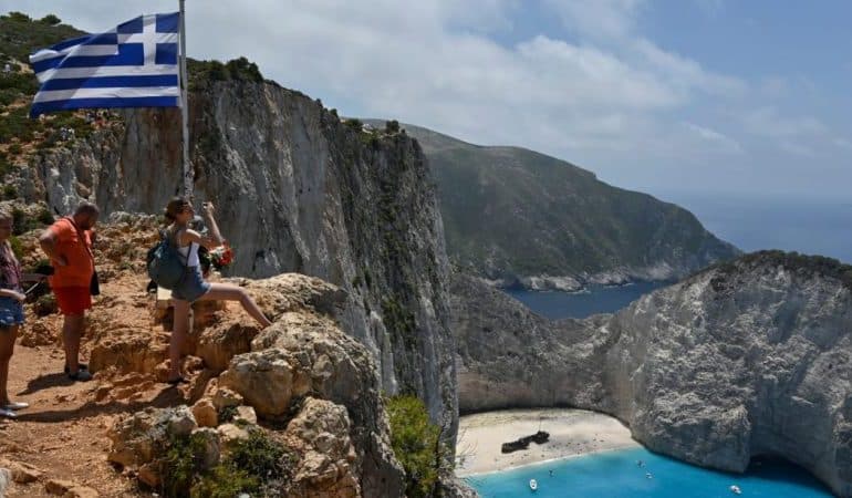 Greqia hap kufijtë për turistët nga java tjetër
