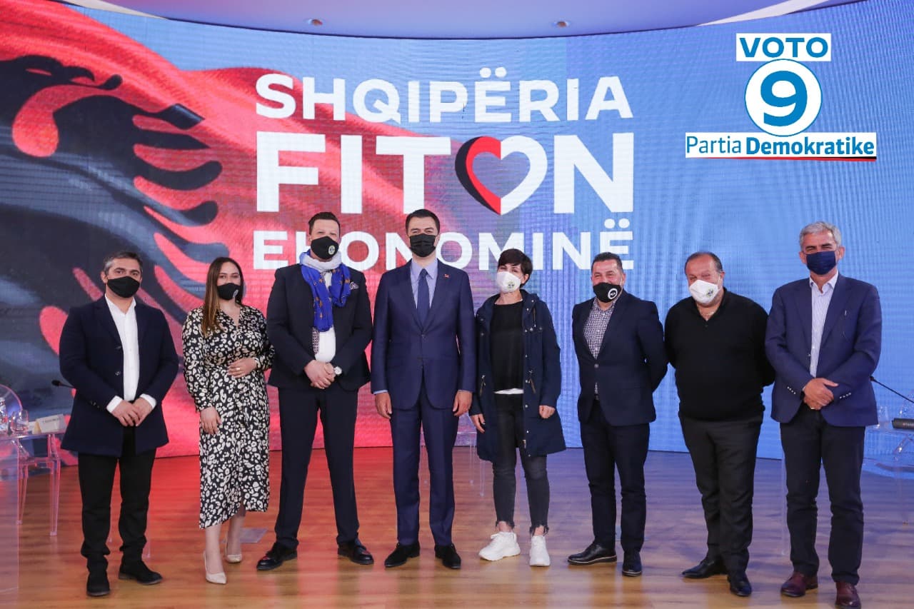 Basha nënshkruan marrëveshjen me shoqatën e fasonëve: Paga minimale në fund të mandatit 400 euro (VIDEO)