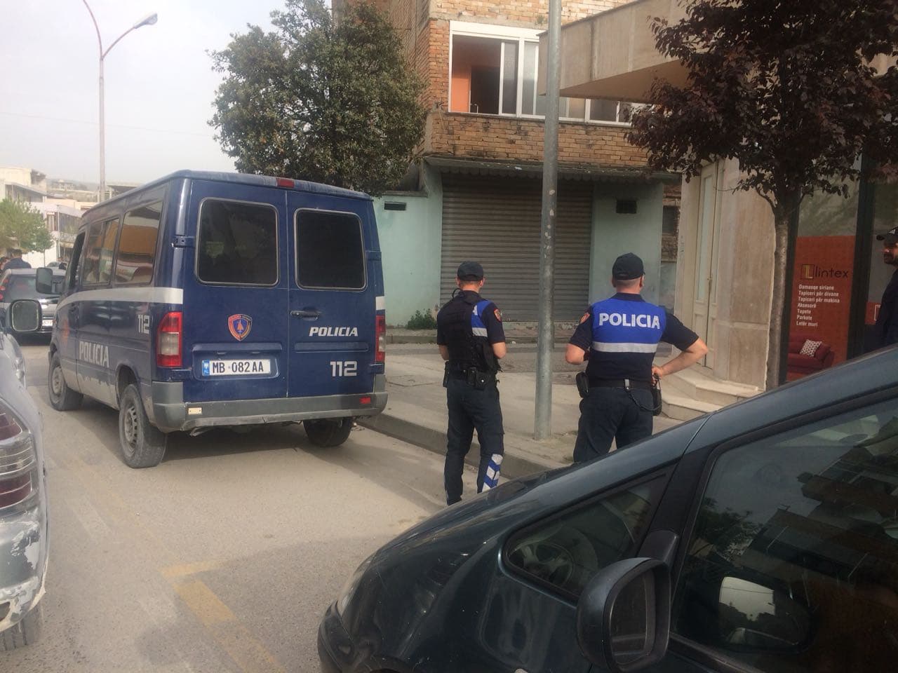 Plagosje me armë zjarri në Fier, shpallet në kërkim autori