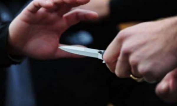 Plagoset me thikë 19-vjeçari në Kukës, shpallet në kërkim 21-vjeçari