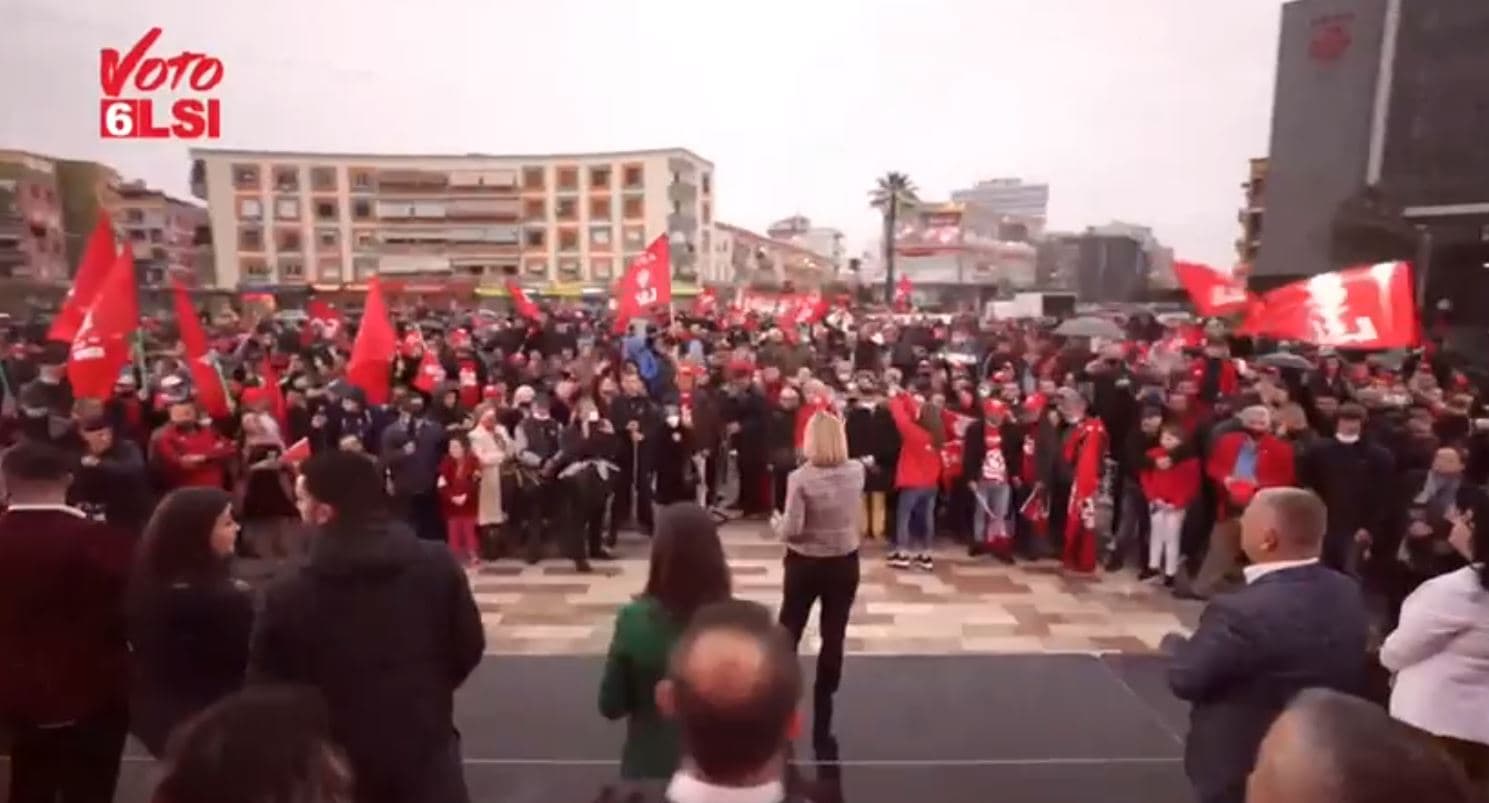   Kryemadhi me elektoratin në Fier: Do votojnë për punësim të mirëpaguar