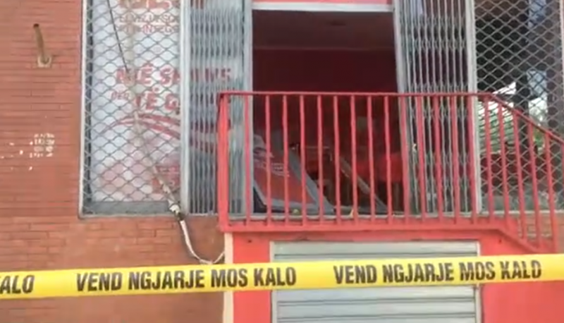 Plagosen me thikë dy të rinj pranë zyrave të LSI në Sauk/ Shpallen në kërkim tre persona