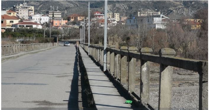 Ura mbi Shkumbin rrezikon banorët (VIDEO)