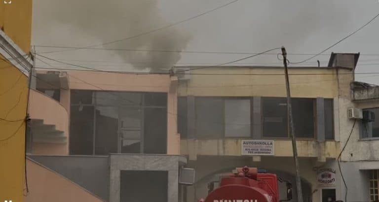 Shtëllunga tymi dhe flakë, zjarr i madh në një lokal të Fierit