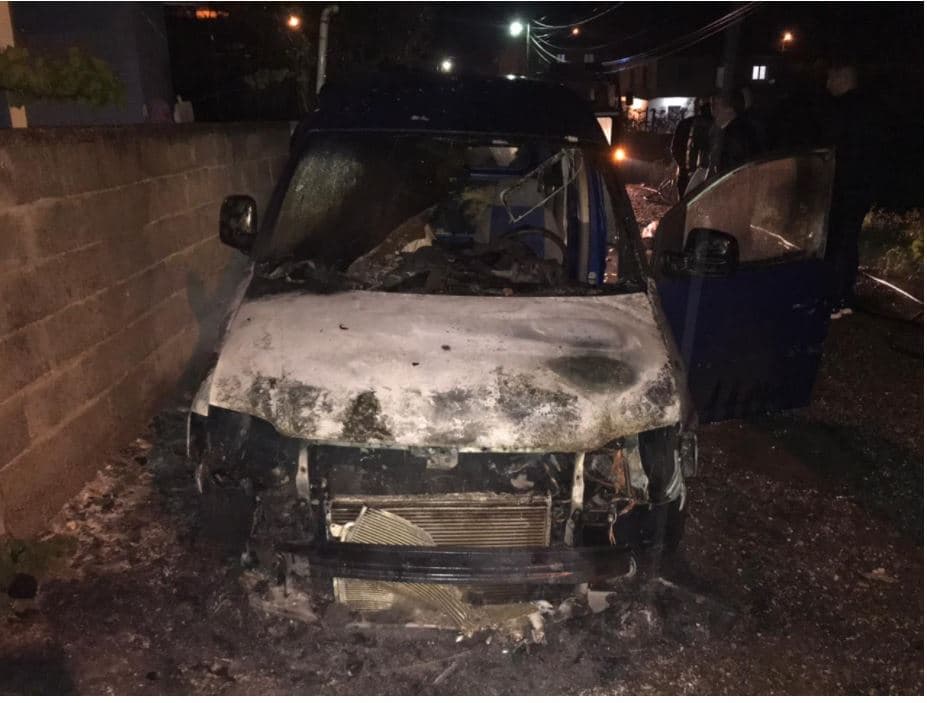 Digjen gjatë natës dy automjete në Elbasan