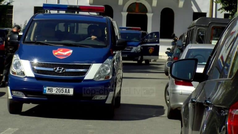 Breshëri plumbash drejt dy makinave, pronari kryetar organizate i PS në Velipojë