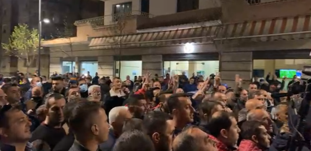 “Rama ik”, “Kriminelë”/ Zyrtarë e mbështetës të PD mblidhen para zyrës ku ndodhi plagosja