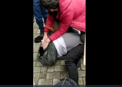  Besimtarët neutralizojnë autorin e plagosjes së pesë personave tek xhamia “Dine Hoxha” (VIDEO)