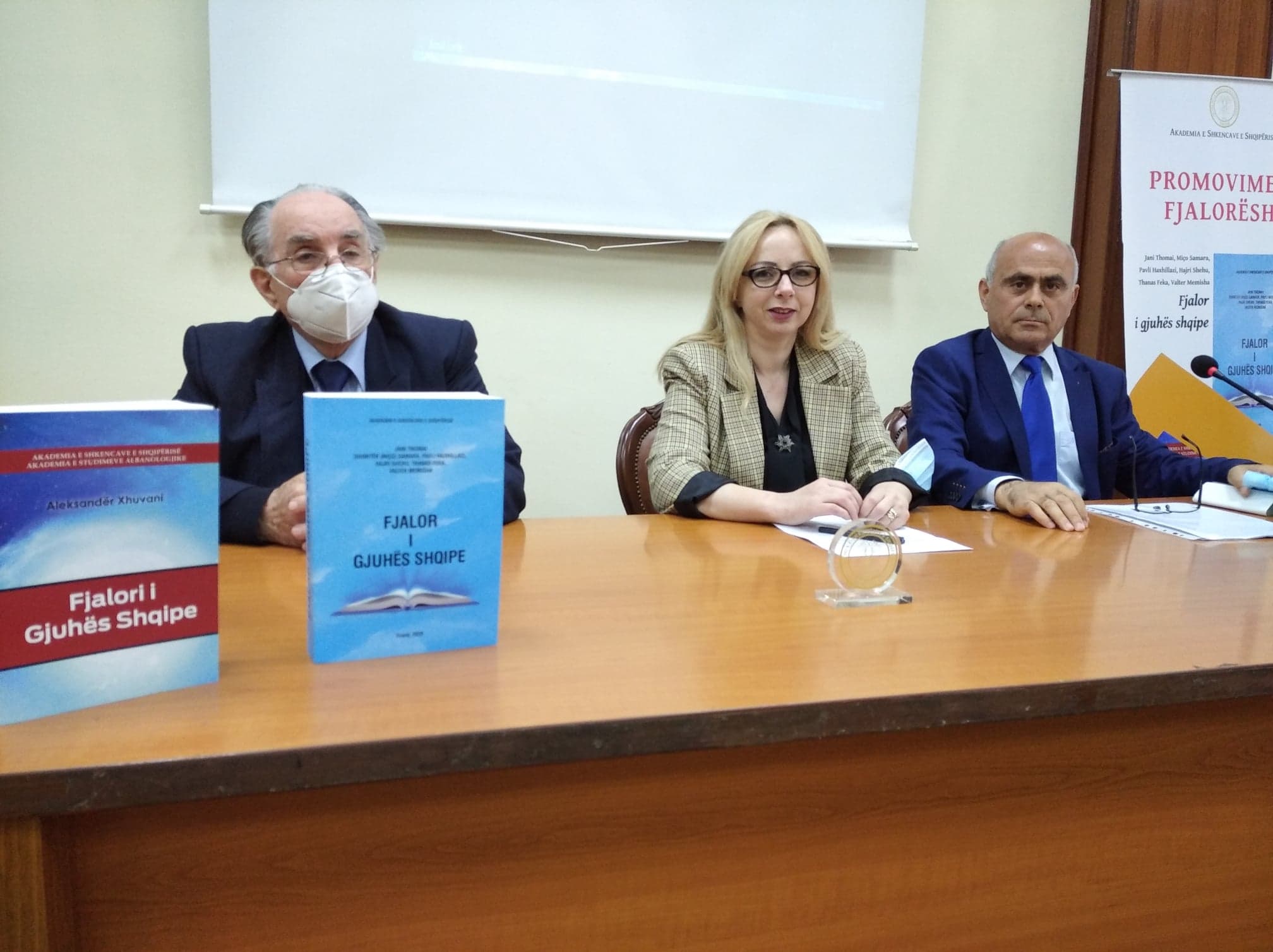 Akademia e Shkencave promovon dy fjalorë të gjuhës shqipe