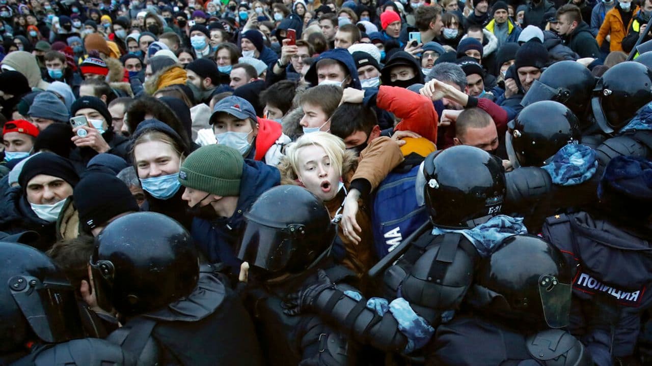 Përkrahësit e Navalny protestojnë në të gjithë Rusinë, qindra të arrestuar