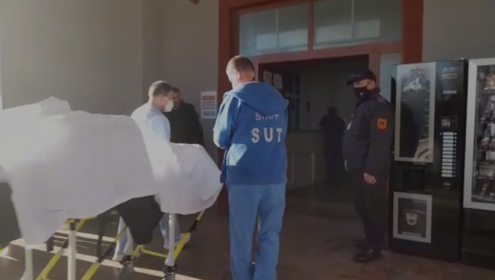 Momenti kur të plagosurit futen tek Trauma, 20 plumba u qëlluan ndaj viktimës (VIDEO)