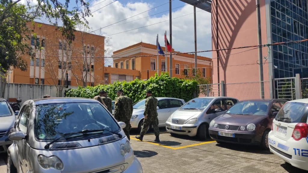 Zgjedhjet e 25 prillit/ Ushtria merr në ruajtje institucionet e larta të vendit