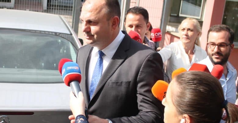 Dhunoi 36-vjeçarin me pretendimin se shpërndante ushqime për fushatë, procedohet Florenc Hoxha