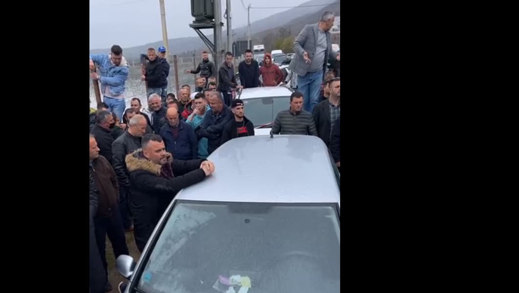 Akuza për blerje votash/ Xhelal Mziu dhe strukturat e PD bllokojnë një makinë në Maqellarë