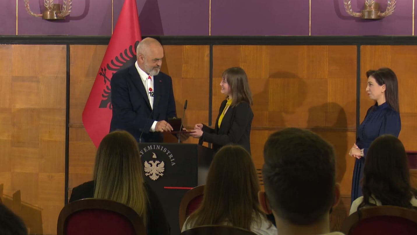  Rama ndan “Medalje të artë” për nxënësit ekselentë