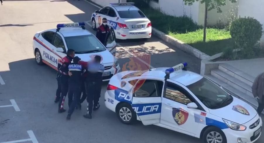 Qëlloi me armë ndaj një banese, arrestohet 27-vjeçari në Tiranë